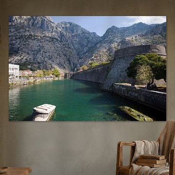Blick auf die Festungsmauer und den Kampana Tower in Kotor (Montenegro)