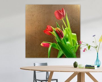 rode tulpen en goudkleurige achtergrond van ChrisWillemsen
