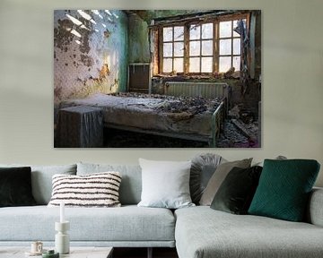 Slaapkamer in een verlaten villa van Tim Vlielander