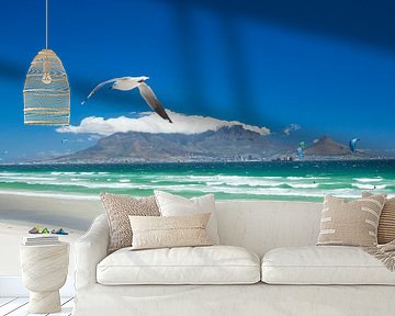 Möwe und Drachen über dem Strand von Blouberg mit Kapstadt und dem Tafelberg im Hintergrund von Teun Janssen