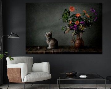 Stillleben eines kleinen Kätzchens / Katze und eine Maus mit orange lila Blumen. von Cindy Dominika