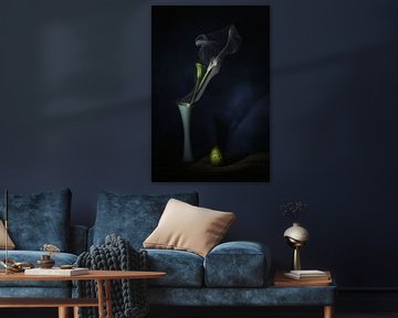 La nature en tant qu'artiste . Nature morte avec arum, fumée et poire. sur Saskia Dingemans Awarded Photographer