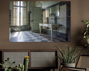 Marmeren badkamer in Frans chateau van Tim Vlielander