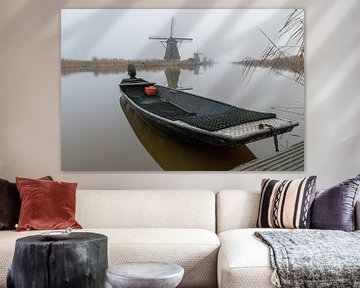 Mühle und Boot Kinderdijk im Nebel von Merijn Loch