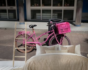 Fel Roze Fiets met rose bak van Peter Hermus