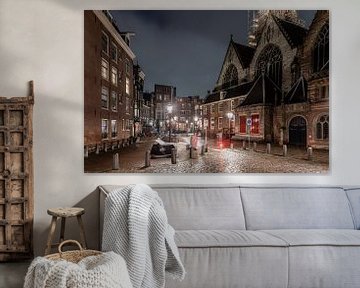 Avondklok in Amsterdam - Oudekerksplein met Oude Kerk op de Wallen
