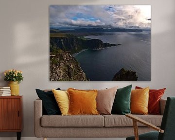 Panoramablick über die schroffe Küste der Insel Andøya, Norwegen von Timon Schneider