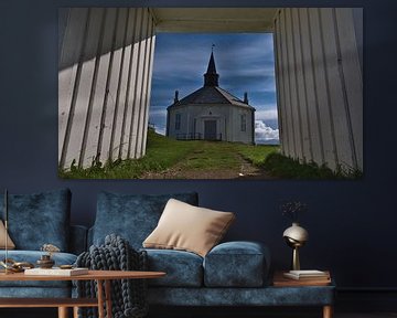 Zicht door de poort van de witte kerk van Dverberg, Noorwegen vanuit het kikkerperspectief van Timon Schneider