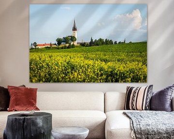 Église dans le paysage vallonné de Slovaquie