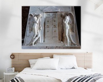 Marmeren graf met twee engelen met opschrift: "Gezegend zijn die welke gelovig sterven" van Joost Adriaanse
