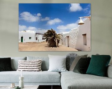 Straat met witte huizen en een palmboom in Caleto de Sebo van Lanzarote van Peter de Kievith Fotografie
