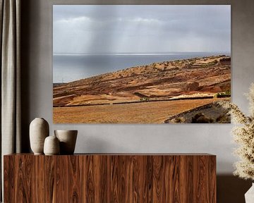 Sonnenstrahlen auf dem Wasser und der Landschaft bei Arrieta auf Lanzarote von Peter de Kievith Fotografie