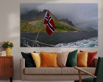 Noorse vlag op de achtersteven van een boot met regenboog en bergen van Timon Schneider