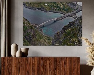 Engoysundet-Brücke bei Henningsvær, Lofoten, Norwegen aus der Vogelperspektive mit türkisem Wasser u von Timon Schneider
