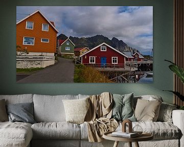 Kleurrijke traditionele houten huizen in het vissersdorpje Henningsvær, Lofoten, Noorwegen van Timon Schneider