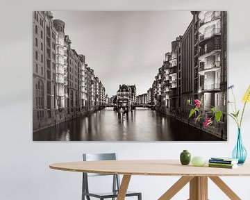 Speicherstadt avec le château entouré d'eau de Hambourg / noir et blanc sur Werner Dieterich