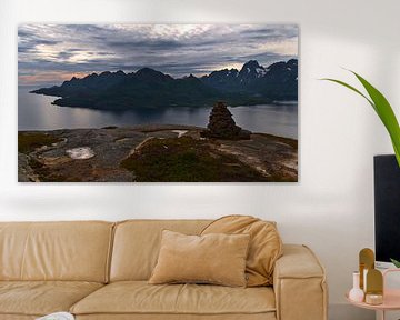 Vue panoramique de la montagne Keiservarden avec la côte des Lofoten, Norvège sur Timon Schneider
