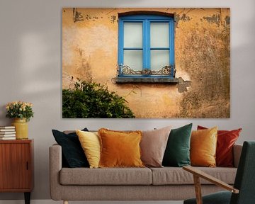 Mediterrane Wand mit blauem Fensterrahmen. von Ellen Driesse