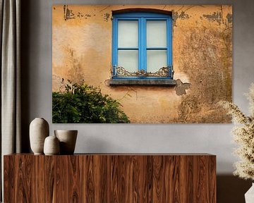 Mediterrane muur met blauw raamkozijn. van Ellen Driesse