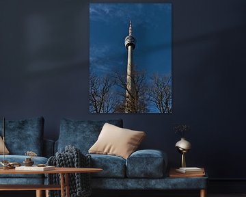 Der berühmte Fernsehturm von Stuttgart vor kahlen Bäumen im Winter von Timon Schneider