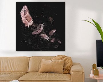 Sieben rosa Flamingo Federn gegen dunklen Hintergrund von Emiel de Lange