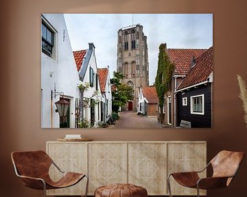 Alte Straße und die Kirche von Goedereede in den Niederlanden von Peter de Kievith Fotografie