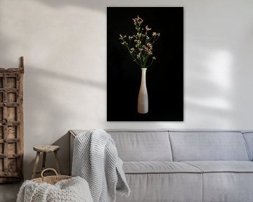 Stillleben mit bunten Blumen in einer weißen Vase von Felix Sedney