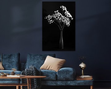 Stilleven met witte bloemen, monochroom