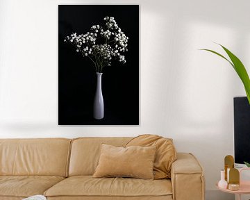 Nature morte avec gypsophile dans un vase blanc