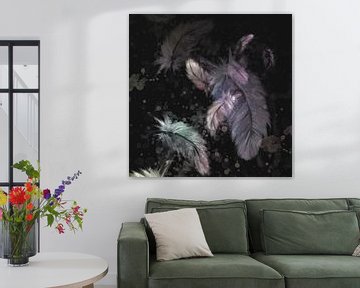 chique kunstwerk - donkere achtergrond - gekleurde veertjes van Emiel de Lange