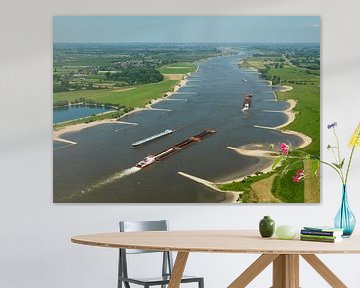 Binnenvaartschepen op rivier de Waal.