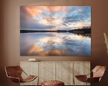 Wolken reflectie bij zonsondergang (Nederland) van Marcel Kerdijk
