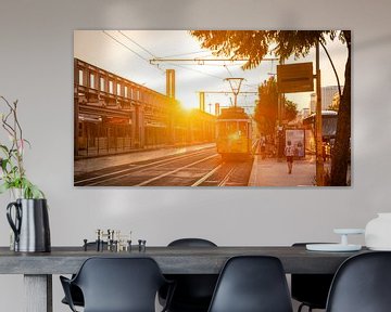 Hafen Straßenbahnhaltestelle Lissabon Portugal Sonnenuntergang im Herbst von Bob Van der Wolf