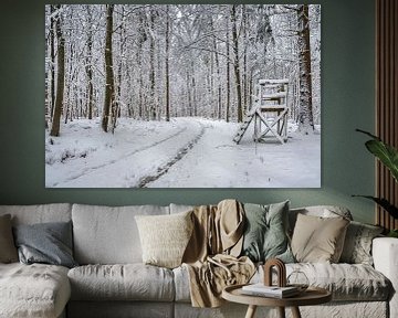 Hoge zitplaats in het winterse bos van Uwe Ulrich Grün