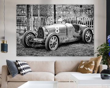 Bugatti Type 35 Oldtimer-Rennwagen aus den 1920er Jahren in schwarz-weiß von Sjoerd van der Wal