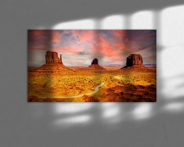 Landschaft  mit Tafelberge aus Sandstein im Monument Valley in Arizona USA bei Abendrot von Dieter Walther