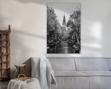 Kerk en gracht in Amsterdam in zwart-wit foto van Bianca Kramer