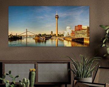 Panorama Bâtiments Gehry et tour de télévision dans le port des médias de Düsseldorf sur Dieter Walther