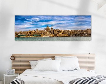 Panorama skyline Valletta met oude stad op Malta van Dieter Walther