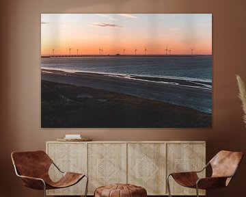 Sonnenaufgang an der Küste Zeelands mit Blick auf den Windmühlenpark in Westenschouwen von Susanne Ottenheym