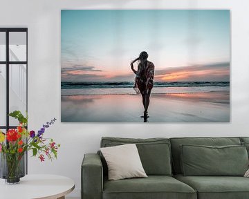 Vrouw maakt strand wandeling tijdens zonsondergang van Yorick Leusink