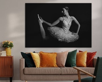Danseuse de ballet en tutu blanc sur le sol en noir et blanc 02 sur FotoDennis.com | Werk op de Muur