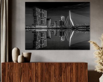 De Erasmusbrug en De Rotterdam weerspiegelen in het water van de Nieuwe Maas in Rotterdam in de nach