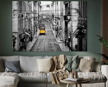 Gele tram Lissabon van Rob van Esch