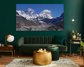 Mount Everest mit Ngozumpa-Gletscher von Timon Schneider