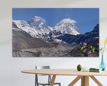 Mount Everest met Ngozumpa gletsjer van Timon Schneider