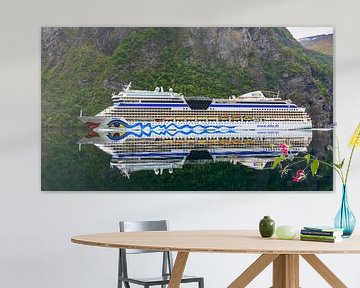 Le bateau de croisière Aida Sol dans le Geirangerfjord, Norvège sur Henk Meijer Photography