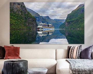 Kreuzfahrtschiff Aida Sol im Geirangerfjord, Norwegen von Henk Meijer Photography