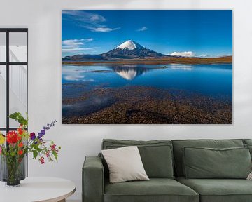 Un paysage avec un volcan qui se reflète parfaitement dans un lac sur Chris Stenger