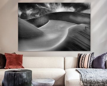 Abstraktes Foto von Sanddünen in Schwarz und Weiß von Chris Stenger